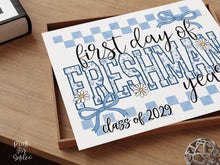 First Day Of Freshman Year Sign Toile PRINTABLE, 9th Grade Sign, Gingham School Sign, Photo Prop Daisy Cute Coquette Whimsical Class Of 2029